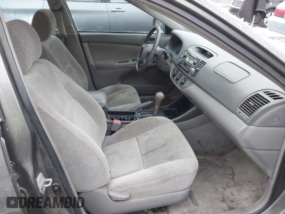 2004 Toyota Camry LE z VIN 4T1BE32K64U896809, wystawiony jako IAAI lot #41075176 z przebiegiem 223 763 mil mil oraz . Historia ofert i sprzedaży dostępna na DreamBid. Obrazek 5.