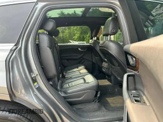 2017 Audi Q7 Premium Plus z VIN WA1LAAF78HD012576, wystawiony jako Copart lot #59867885 z przebiegiem 122 030 mil mil oraz Czysty tytuł • Clean title. Historia ofert i sprzedaży dostępna na DreamBid. Obrazek 8.