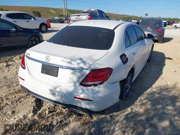 2018 Mercedes-Benz E-Class E 300 with VIN WDDZF4JB4JA309016, listed as a IAAI auction lot 41847991 with 119,529 mi miles. Bid and sale history available at carsss.com. Image 4.