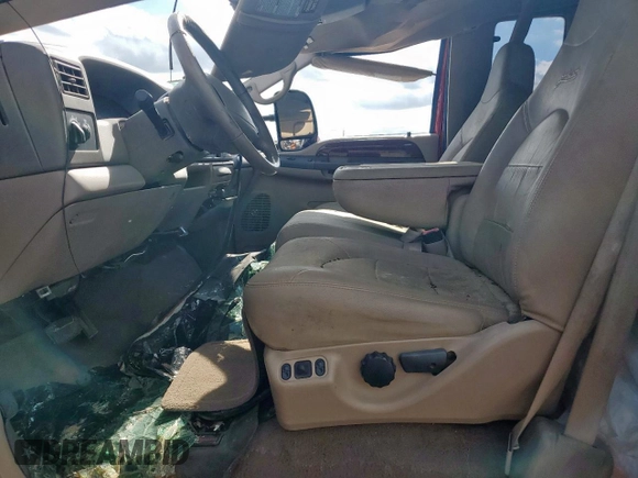 2000 Ford F-350 XL z VIN 1FTSX31F5YEA17061, wystawiony jako Copart lot #61017305 z przebiegiem 162 814 mil mil oraz Czysty tytuł • Clean title. Historia ofert i sprzedaży dostępna na DreamBid. Obrazek 7.