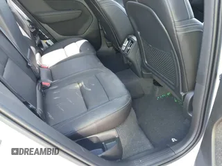 2025 Volvo XC40 Plus Dark Theme с VIN YV4L12UC2S2451557, выставлен на аукционе IAAI как лот 42136456 с пробегом 3 796 миль миль и . История ставок и продаж доступна на DreamBid. Изображение 8.