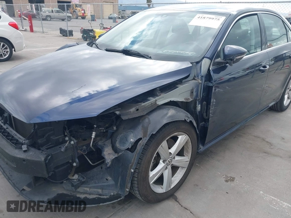 2012 Volkswagen Passat SE z VIN 1VWBP7A39CC056590, wystawiony jako IAAI lot #41879975 z przebiegiem 76 125 mil mil oraz . Historia ofert i sprzedaży dostępna na DreamBid. Obrazek 6.