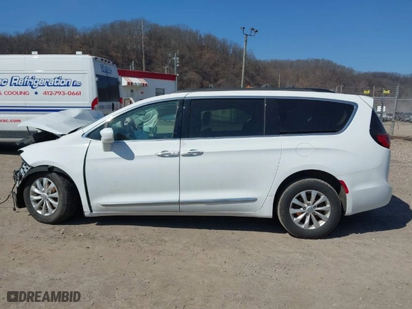 2017 Chrysler Pacifica Touring-L with VIN 2C4RC1BGXHR711916, listed as a IAAI auction lot 41768560 with NaN miles. Bid and sale history available at carsss.com. Image 14.