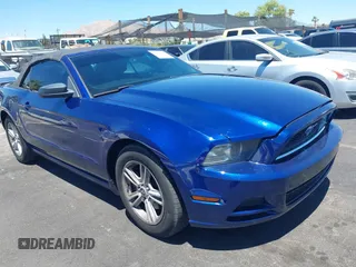 2014 Ford Mustang V6 z VIN 1ZVBP8EM8E5238393, wystawiony jako IAAI lot #42502830 z przebiegiem 150 481 mil mil oraz . Historia ofert i sprzedaży dostępna na DreamBid. Obrazek 1.