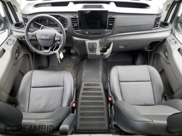 2023 Ford E-Transit Cargo z VIN 1FTBW9CK3PKA78425, wystawiony jako Copart lot #56234154 z przebiegiem 6961 mil mil oraz Szkody całkowita. Historia ofert i sprzedaży dostępna na DreamBid. Obrazek 8.