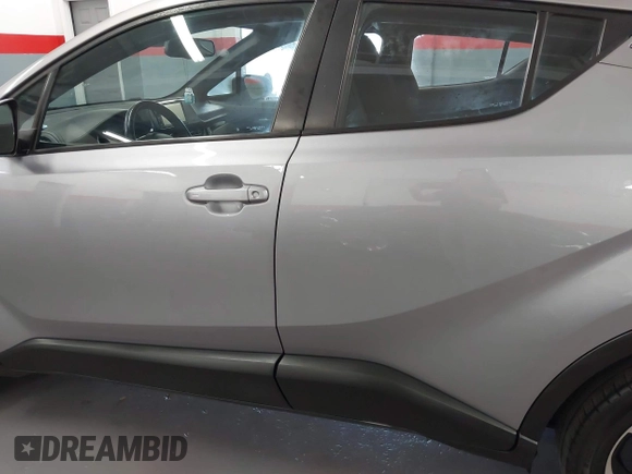2018 Toyota C-HR XLE z VIN NMTKHMBX0JR015680, wystawiony jako IAAI lot #41987642 z przebiegiem 80 367 mil mil oraz . Historia ofert i sprzedaży dostępna na DreamBid. Obrazek 14.