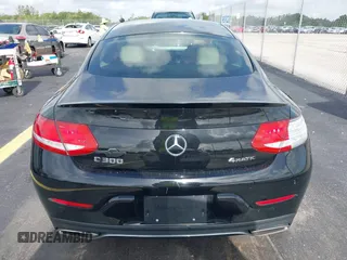 2018 Mercedes-Benz C 300 с VIN WDDWJ4KB1JF678659, выставлен на аукционе IAAI как лот 42447456 с пробегом 121 936 миль миль и . История ставок и продаж доступна на DreamBid. Изображение 16.