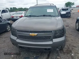 2012 Chevrolet Tahoe LT z VIN 1GNSCBE08CR136971, wystawiony jako IAAI lot #42211242 z przebiegiem 214 910 mil mil oraz . Historia ofert i sprzedaży dostępna na DreamBid. Obrazek 12.