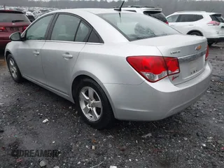 2014 Chevrolet Cruze 1LT z VIN 1G1PC5SB7E7135808, wystawiony jako IAAI lot #41562958 z przebiegiem 144 061 mil mil oraz . Historia ofert i sprzedaży dostępna na DreamBid. Obrazek 3.