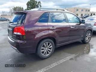 2012 Kia Sorento SX z VIN 5XYKWDA25CG283654, wystawiony jako IAAI lot #41803333 z przebiegiem 271 807 mil mil oraz . Historia ofert i sprzedaży dostępna na DreamBid. Obrazek 4.