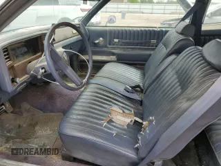 1984 Chevrolet Monte Carlo z VIN 1G1AZ37H3ER221496, wystawiony jako Copart lot #54297665 z przebiegiem 91 351 mil mil oraz Szkody całkowita. Historia ofert i sprzedaży dostępna na DreamBid. Obrazek 7.