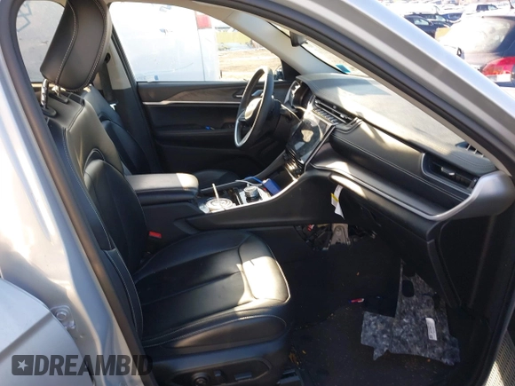 2023 Jeep Grand Cherokee Limited z VIN 1C4RJHBG4PC586661, wystawiony jako IAAI lot #41069064 z przebiegiem 22 209 mil mil oraz . Historia ofert i sprzedaży dostępna na DreamBid. Obrazek 5.