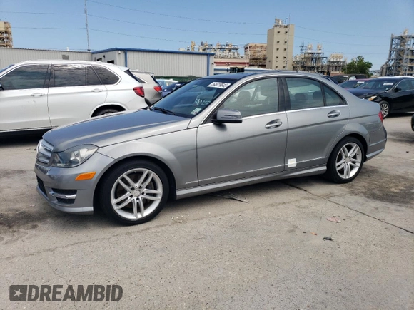 2013 Mercedes-Benz C 300 Sport z VIN WDDGF8AB9DR301692, wystawiony jako Copart lot #54919645 z przebiegiem 58 482 mil mil oraz Szkoda całkowita • Salvage title. Historia ofert i sprzedaży dostępna na DreamBid. Obrazek 1.