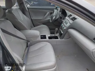 2008 Toyota Camry LE z VIN 4T1BE46K78U751994, wystawiony jako IAAI lot #41712149 z przebiegiem 104 933 mil mil oraz . Historia ofert i sprzedaży dostępna na DreamBid. Obrazek 5.