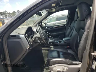 2014 Porsche Cayenne z VIN WP1AA2A20ELA95807, wystawiony jako Copart lot #57442775 z przebiegiem 142 845 mil mil oraz Szkoda całkowita • Salvage title. Historia ofert i sprzedaży dostępna na DreamBid. Obrazek 7.