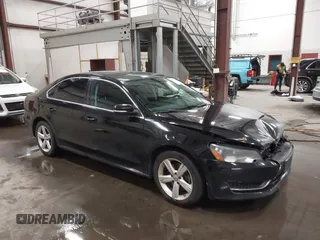 2013 Volkswagen Passat SE z VIN 1VWBP7A3XDC083783, wystawiony jako IAAI lot #42114615 z przebiegiem 173 039 mil mil oraz . Historia ofert i sprzedaży dostępna na DreamBid. Obrazek 1.