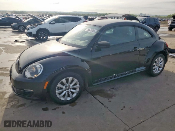 2014 Volkswagen Beetle Entry z VIN 3VWF17AT4EM641582, wystawiony jako Copart lot #50631035 z przebiegiem 121 461 mil mil oraz Szkoda całkowita • Salvage title. Historia ofert i sprzedaży dostępna na DreamBid. Obrazek 1.