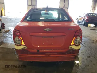 2012 Chevrolet Sonic LS z VIN 1G1JA5SHXC4115017, wystawiony jako Copart lot #54896935 z przebiegiem 167 219 mil mil oraz Szkoda całkowita • Salvage title. Historia ofert i sprzedaży dostępna na DreamBid. Obrazek 6.