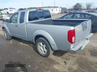 2006 Nissan Frontier SE z VIN 1N6AD06U26C413951, wystawiony jako IAAI lot #41461235 z przebiegiem 236 280 mil mil oraz . Historia ofert i sprzedaży dostępna na DreamBid. Obrazek 3.