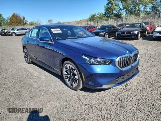 2024 BMW i5 eDrive40 z VIN WBY33FK05RCR56573, wystawiony jako Copart lot #76009714 z przebiegiem 241 mil mil oraz Szkody całkowita. Historia ofert i sprzedaży dostępna na DreamBid. Obrazek 3.