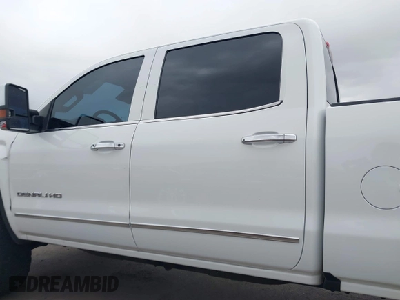 2016 GMC Sierra 2500HD Denali z VIN 1GT12UE89GF172877, wystawiony jako IAAI lot #41807741 z przebiegiem 36 719 mil mil oraz . Historia ofert i sprzedaży dostępna na DreamBid. Obrazek 14.