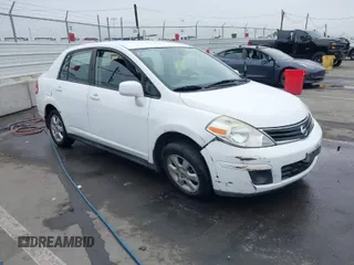 2010 Nissan Versa S z VIN 3N1BC1AP2AL368284, wystawiony jako IAAI lot #41720152 z przebiegiem 236 210 mil mil oraz . Historia ofert i sprzedaży dostępna na DreamBid. Obrazek 1.