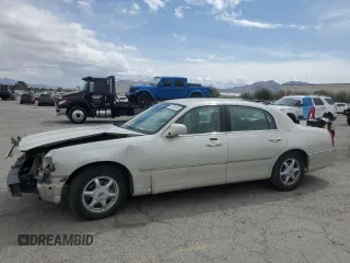 2004 Lincoln Town Car Ultimate z VIN 1LNHM83W54Y612333, wystawiony jako Copart lot #51001675 z przebiegiem 101 127 mil mil oraz Szkody całkowita. Historia ofert i sprzedaży dostępna na DreamBid. Obrazek 1.