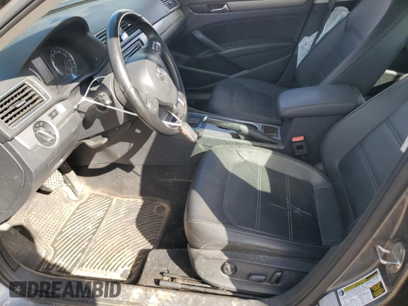 2015 Volkswagen Passat SE z VIN 1VWBV7A38FC030038, wystawiony jako Copart lot #58314365 z przebiegiem 121 533 mil mil oraz Czysty tytuł • Clean title. Historia ofert i sprzedaży dostępna na DreamBid. Obrazek 7.