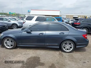 2013 Mercedes-Benz C 250 Sport z VIN WDDGF4HB5DA781713, wystawiony jako IAAI lot #42109186 z przebiegiem 142 167 mil mil oraz . Historia ofert i sprzedaży dostępna na DreamBid. Obrazek 14.