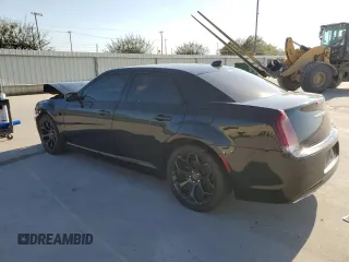 2020 Chrysler 300 S z VIN 2C3CCABG6LH137405, wystawiony jako Copart lot #73434754 z przebiegiem 68 064 mil mil oraz Czysty tytuł • Clean title. Historia ofert i sprzedaży dostępna na DreamBid. Obrazek 2.