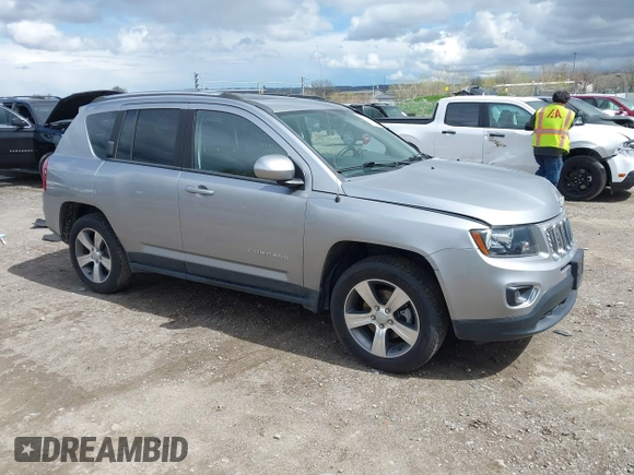 2016 Jeep Compass Latitude z VIN 1C4NJCEA3GD748900, wystawiony jako IAAI lot #42150337 z przebiegiem 72 190 mil mil oraz . Historia ofert i sprzedaży dostępna na DreamBid. Obrazek 1.