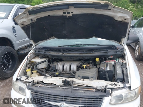 1998 Chrysler Town & Country LXi with VIN 1C4GP64L9WB664179, listed as a IAAI auction lot 42041600 with Not Provided miles. Bid and sale history available at carsss.com. Image 10.