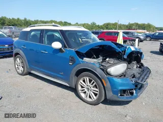 2017 MINI Countryman Cooper with VIN WMZYV5C30H3E01102, listed as a IAAI auction lot 40270284 with 137576 miles. Bid and sale history available at carsss.com. Image 1.