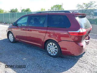 2015 Toyota Sienna XLE z VIN 5TDYK3DC4FS590924, wystawiony jako IAAI lot #42104086 z przebiegiem 209 280 mil mil oraz . Historia ofert i sprzedaży dostępna na DreamBid. Obrazek 3.