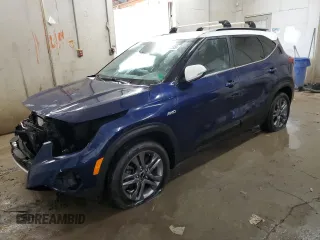 2022 Kia Seltos S z VIN KNDEUCAA7N7319896, wystawiony jako Copart lot #51446595 z przebiegiem 48 814 mil mil oraz Szkody całkowita. Historia ofert i sprzedaży dostępna na DreamBid. Obrazek 1.