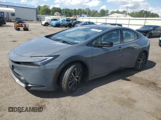 2024 Toyota Prius LE z VIN JTDADABU4R3021525, wystawiony jako Copart lot #61652045 z przebiegiem 2 120 mil mil oraz Szkoda całkowita • Salvage title. Historia ofert i sprzedaży dostępna na DreamBid. Obrazek 1.