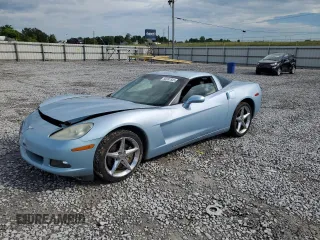 2012 Chevrolet Corvette 1LT z VIN 1G1YE2DW6C5101624, wystawiony jako Copart lot #56997545 z przebiegiem 62 550 mil mil oraz Szkoda całkowita • Salvage title. Historia ofert i sprzedaży dostępna na DreamBid. Obrazek 1.