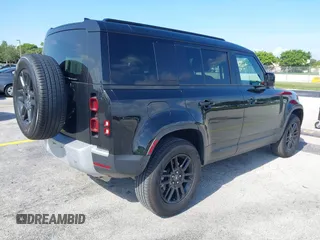 2025 Land Rover Defender S z VIN SALEJ7EX5S2391695, wystawiony jako IAAI lot #42346438 z przebiegiem 4926 mil mil oraz . Historia ofert i sprzedaży dostępna na DreamBid. Obrazek 4.