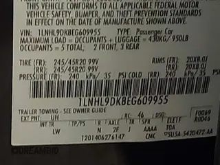 2014 Lincoln MKS with VIN 1LNHL9DK8EG609955, listed as a IAAI auction lot 41580770 with 109,864 mi miles. Bid and sale history available at carsss.com. Image 9.