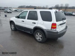 2005 Ford Escape XLT with VIN 1FMYU93125KA69876, listed as a IAAI auction lot 41923043 with 186,306 mi miles. Bid and sale history available at carsss.com. Image 3.