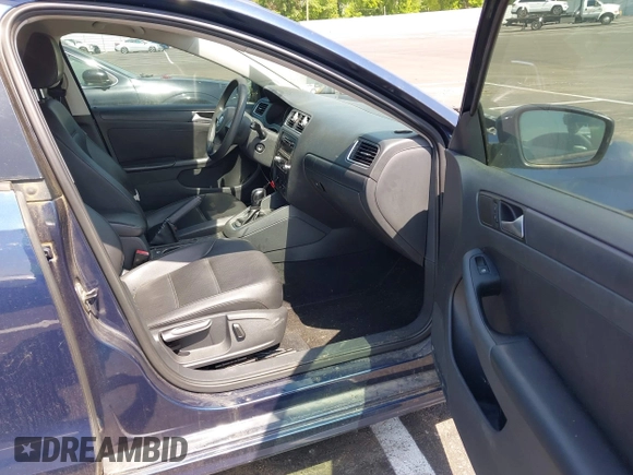 2014 Volkswagen Jetta SE z VIN 3VWD17AJ5EM309737, wystawiony jako IAAI lot #42250688 z przebiegiem 115 945 mil mil oraz . Historia ofert i sprzedaży dostępna na DreamBid. Obrazek 5.