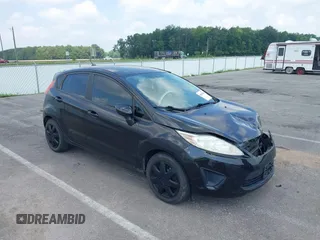2013 Ford Fiesta S z VIN 3FADP4TJXDM207027, wystawiony jako IAAI lot #40047346 z przebiegiem 79 592 mil mil oraz . Historia ofert i sprzedaży dostępna na DreamBid. Obrazek 1.
