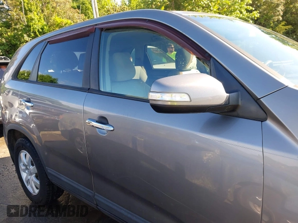 2012 Kia Sorento LX z VIN 5XYKT3A19CG231096, wystawiony jako IAAI lot #42193607 z przebiegiem 200 899 mil mil oraz . Historia ofert i sprzedaży dostępna na DreamBid. Obrazek 13.