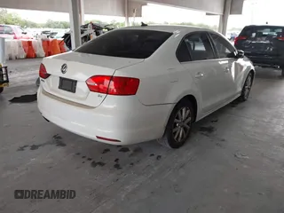 2014 Volkswagen Jetta SE z VIN 3VWD17AJ3EM265396, wystawiony jako IAAI lot #42434771 z przebiegiem 114 931 mil mil oraz . Historia ofert i sprzedaży dostępna na DreamBid. Obrazek 4.