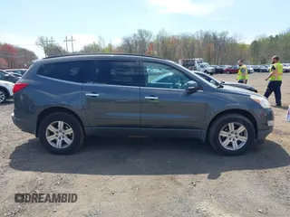 2011 Chevrolet Traverse 1LT z VIN 1GNKRGED1BJ359820, wystawiony jako IAAI lot #42095000 z przebiegiem 80 117 mil mil oraz . Historia ofert i sprzedaży dostępna na DreamBid. Obrazek 13.