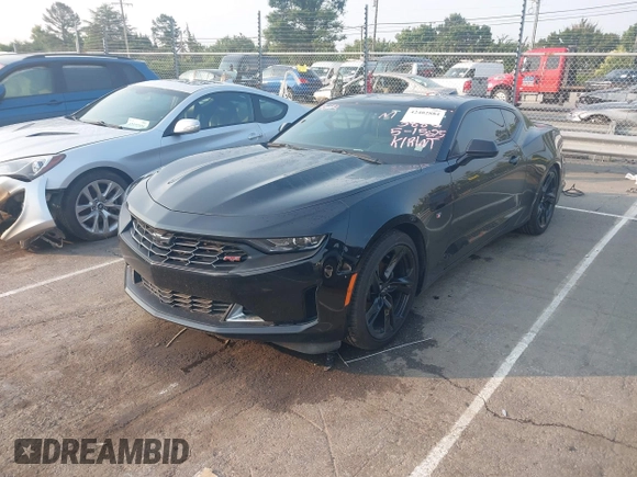 2020 Chevrolet Camaro 1LT z VIN 1G1FB1RS6L0103886, wystawiony jako IAAI lot #42402884 z przebiegiem 61 304 mil mil oraz . Historia ofert i sprzedaży dostępna na DreamBid. Obrazek 2.