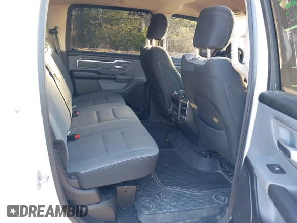2019 Ram 1500 Big Horn z VIN 1C6SRFFT2KN659701, wystawiony jako IAAI lot #42051736 z przebiegiem 165 542 mil mil oraz . Historia ofert i sprzedaży dostępna na DreamBid. Obrazek 8.