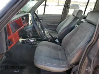 1990 Jeep Cherokee z VIN 1J4FJ28L1LL100736, wystawiony jako Copart lot #81339574 z przebiegiem 160 363 mil mil oraz Czysty tytuł • Clean title. Historia ofert i sprzedaży dostępna na DreamBid. Obrazek 7.