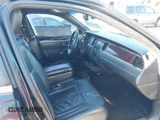 2011 Lincoln Town Car Executive L z VIN 2LNBL8EV7BX754824, wystawiony jako IAAI lot #42142808 z przebiegiem 494 049 mil mil oraz . Historia ofert i sprzedaży dostępna na DreamBid. Obrazek 5.