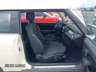 2012 MINI Hardtop z VIN WMWSU3C58CT542971, wystawiony jako IAAI lot #42421874 z przebiegiem 150 922 mil mil oraz . Historia ofert i sprzedaży dostępna na DreamBid. Obrazek 5.